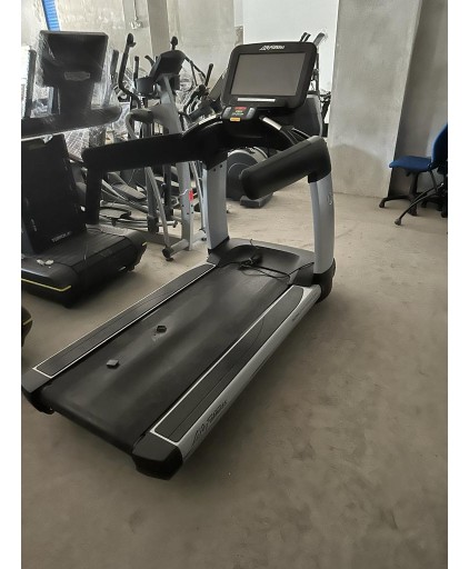 (Certified Pre-Owned) Life Fitness Discover SE 95T Elevation Treadmill